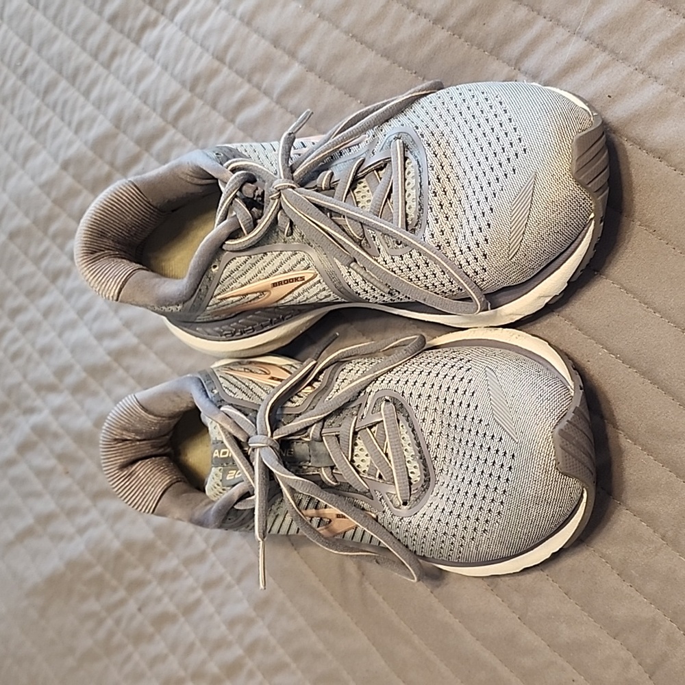 Women's size 7 1/2 Brooks tennis shoes